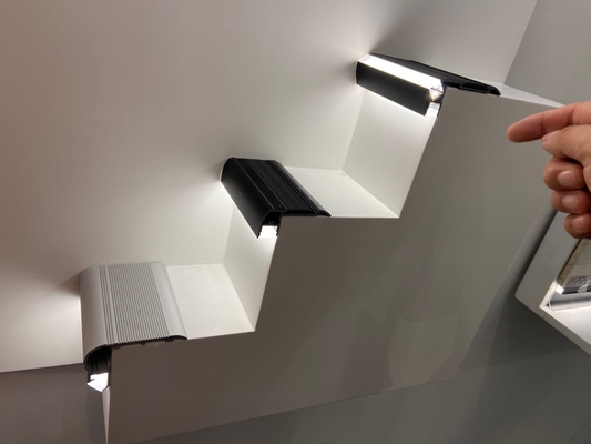 De Gipsplaat LEIDENE van de plintverlichting Profielstrook voor de Kast van het Garderobebureau